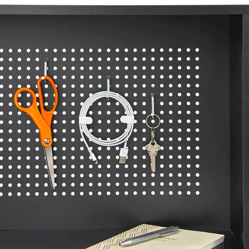 Bureau industriel avec panneau perforé arrière, porte-gobelet et crochet pour casque