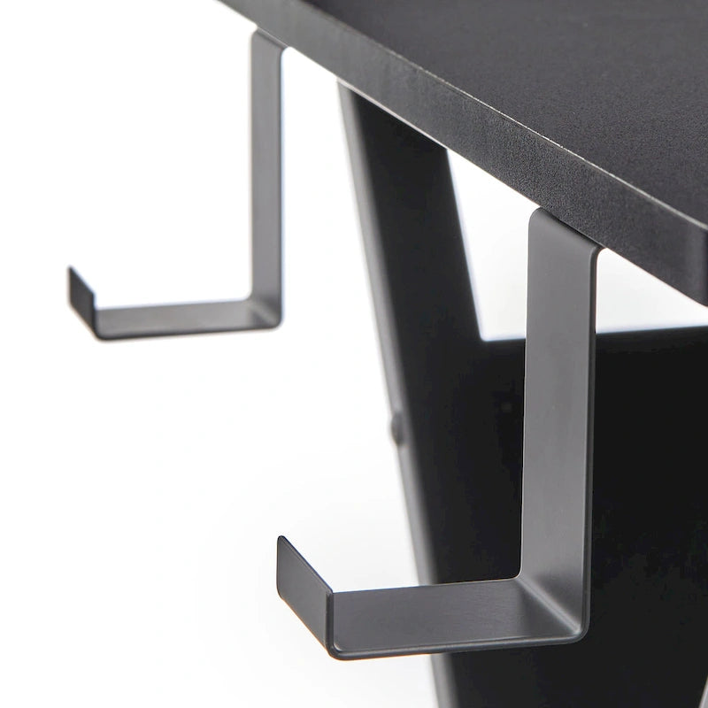 Bureau industriel avec panneau perforé arrière, porte-gobelet et crochet pour casque